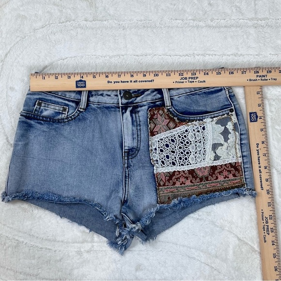 Bongo Cut Off Raw Hem Jean Shorts Size 7 Crochet Lace Aztec Print Mosaic Boho - Picture 2 of 6